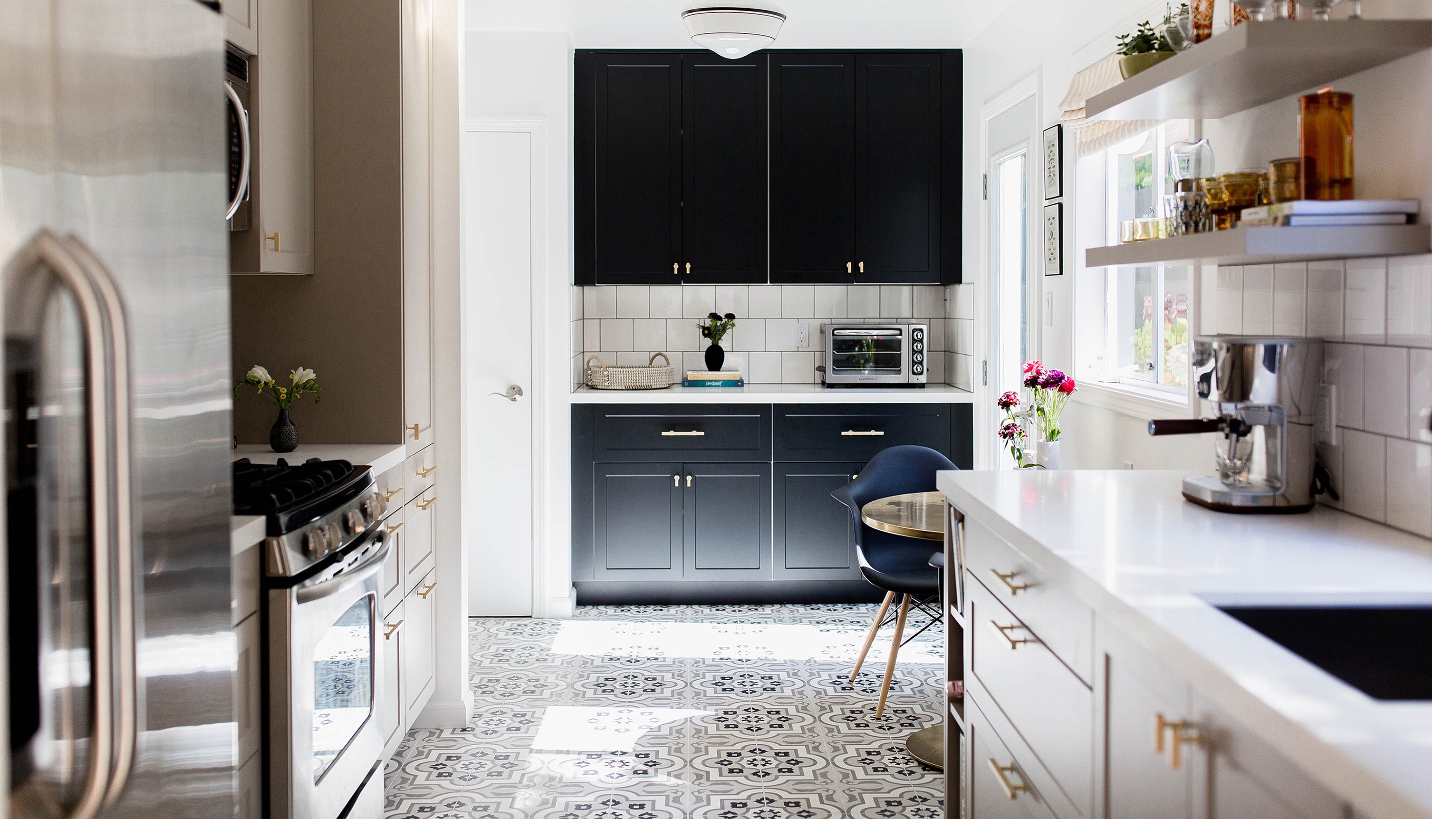 A Smart Two-tone Kitchen in Oakland Hills